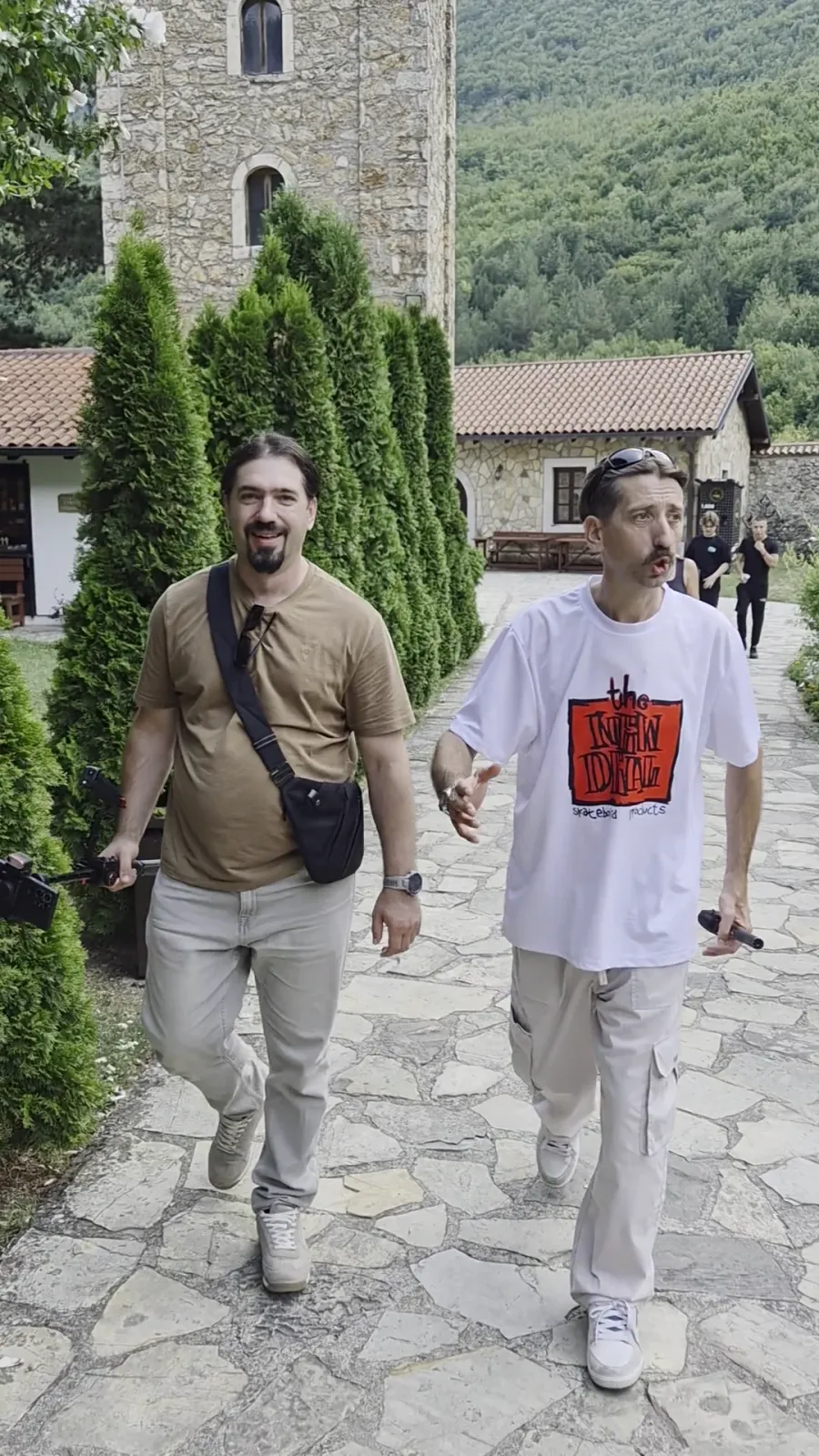 Макс и DJ Kobazz у Пећкој патријаршији, фотографија 1